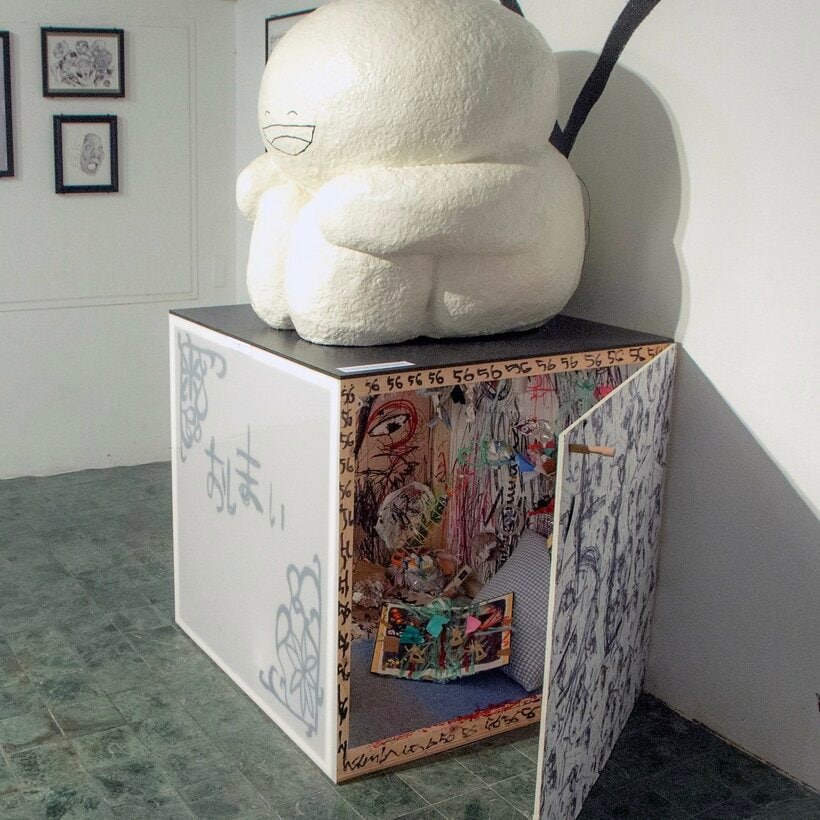 初の個展「スーパー劣等生」で光宗さんが入った箱（本人提供）