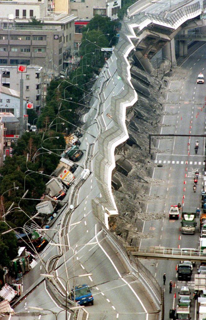 阪神・淡路大震災で倒壊した高速道路。本誌は発災直後の号で、「日本の頸動脈が切れた」という特集を組んだ／１９９５年１月１７日　（ｃ）朝日新聞社