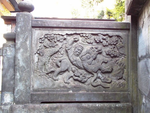港区・高輪神社の境内にある太子宮に石工講から江戸時代に奉納された石壁