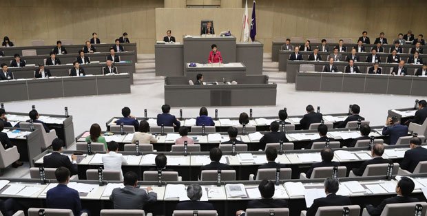 都議会本会議場で行われた小池都知事の所信表明演説。傍聴席は満員だった／９月２８日、都庁　（ｃ）朝日新聞社