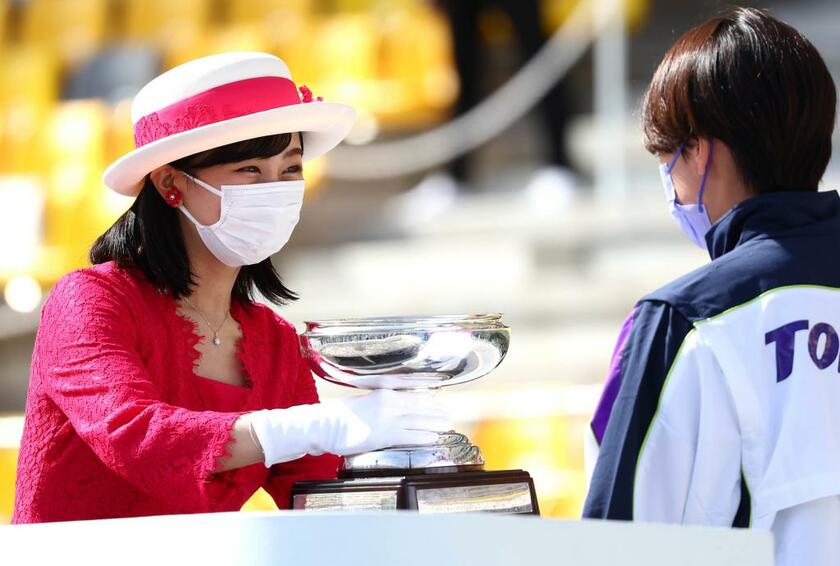 １０月１１日、「いちご一会とちぎ国体」閉会式で、皇后杯を手渡す佳子さま