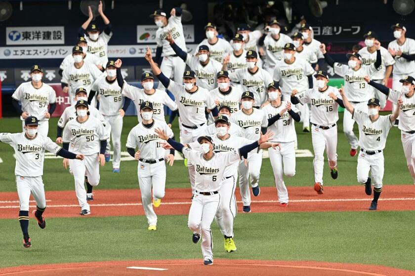 ２５年ぶりのリーグ優勝を決めて喜ぶオリックスの選手たち＝京セラドーム大阪　（ｃ）朝日新聞社