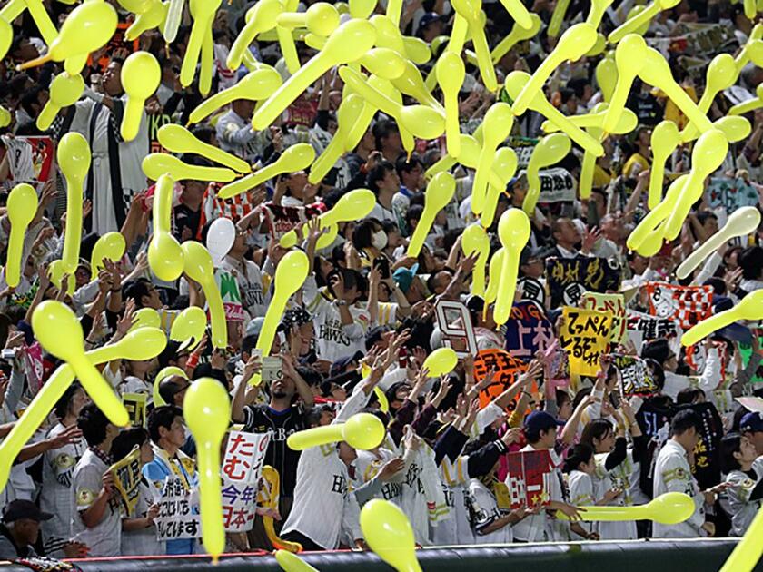 スタジアムでは当面見られなくなりそうなジェット風船　（ｃ）朝日新聞社