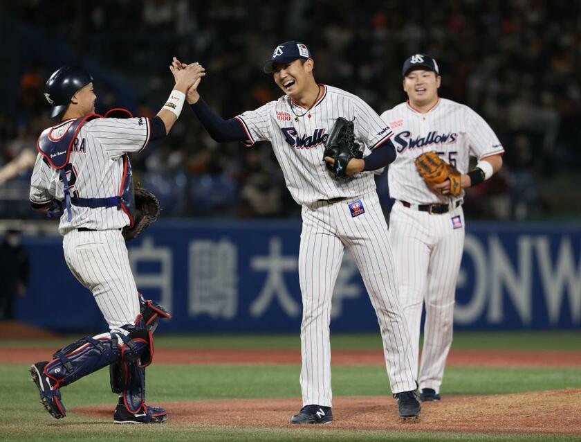 プロ初完封で巨人に勝利し、喜ぶヤクルトの奥川（中央）＝１１月１０日