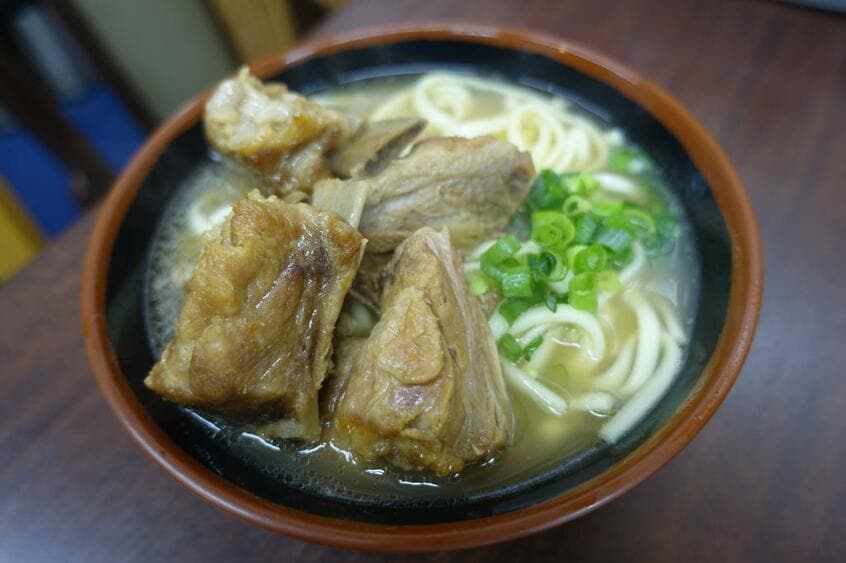 ソーキそば(800円)。食べごたえのあるソーキは沖縄そばと相性抜群。この一杯で満腹に(撮影/小山風子)