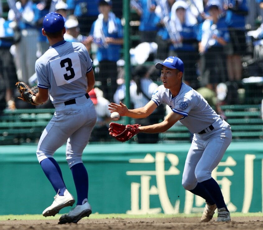 一塁手のおでこに当たったボールを二塁手がキャッチ(写真提供・日刊スポーツ)