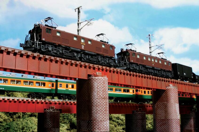 モチーフは昭和40年代の上越線。24ミリのシフトレンズを用い、手前の列車全体にピントが合うよう、アオリ機能を生かしている(写真/金盛正樹)