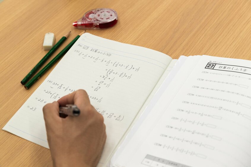 中学受験は年々過熱し、人気の中学受験塾には小3の2月に入ろうと思ってもすでに定員になってしまうため、低学年から入塾する子も少なくない(撮影/写真映像部・佐藤創紀)