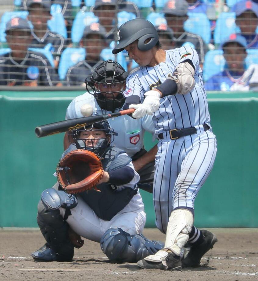 三回裏2死二塁、東海大相模の井上は左前適時打を放つ(C)朝日新聞社