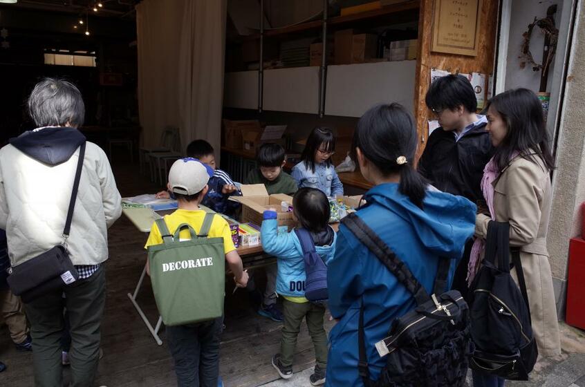 一足先に授業を終えた低学年クラスの生徒が集まってきました(写真/筆者提供)