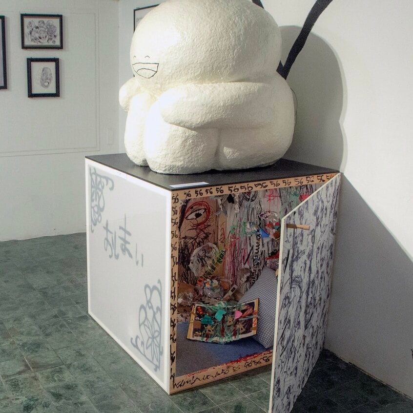 初の個展「スーパー劣等生」で光宗さんが入った箱(本人提供)