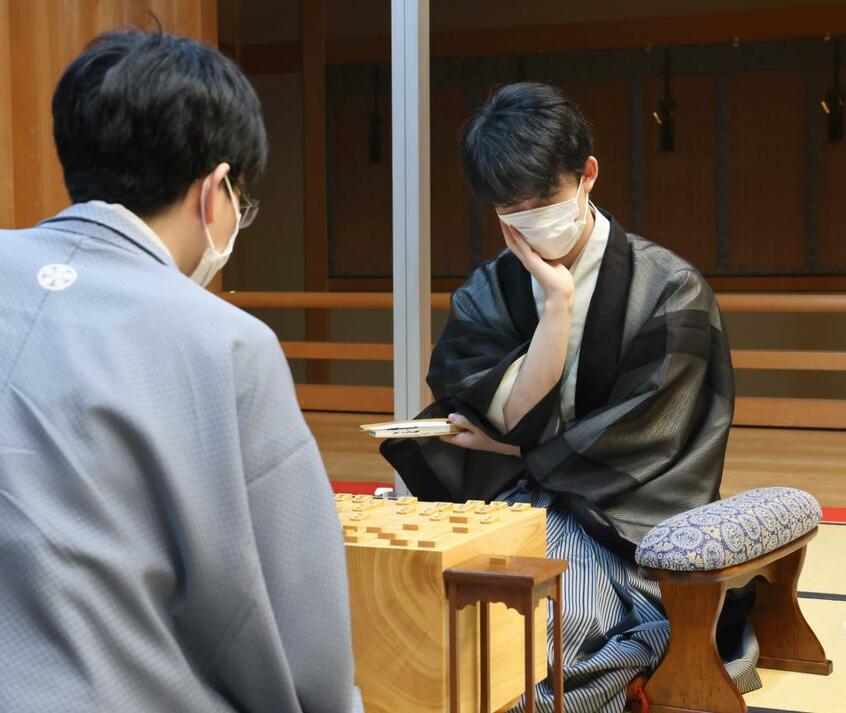 若き藤井聡太王位（右）は同郷愛知の偉大な先輩・豊島将之竜王（左）に完敗を喫した。長丁場の七番勝負はまだ始まったばかり。第2局以降で修正できるか　（ｃ）朝日新聞社