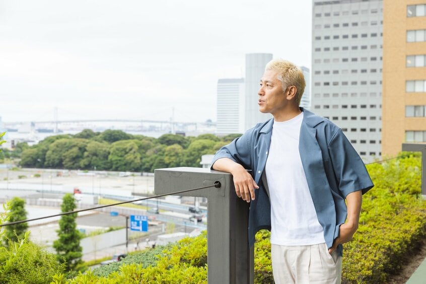 「コンプレックスをほぐしてくれるのも、結局人なんじゃないかなって気がします」と亮さん。インタビューの受け答えから、「人」が好きなのだと伝わってきた(撮影/写真映像部・上田泰世、スタイリスト/吉川雄太)