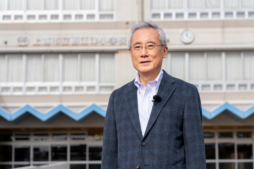 ラジオ体操の手本役を務めたグラウンドは、面影を残していた。いま1学年1学級だが、自分がいたころは1学年4学級あり、松、竹、梅、桃というクラス名だった(撮影:山中蔵人)