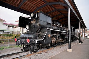 吉都線と肥薩線が通る吉松駅に静態保存されている蒸気機関車のC55 52。屋鋪さんが甲子園出場を夢見て野球に励んでいた中学時代に父親が走っている姿を撮っており、思い出の多い機関車だという。「公式側」という左斜め前から撮影く