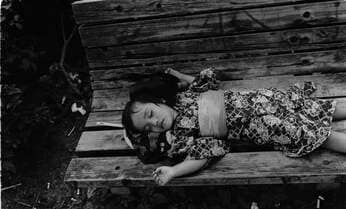 「暗いほうが心が揺さぶられる」 闇の中から浮かび上がる“日常”を撮り続けてきた写真家・山田省吾