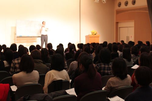 出版記念講演会「お母さん、お父さんのための絶対失敗しない子育て塾」の会場