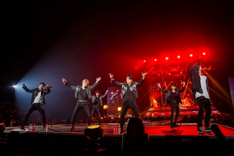 iKON、新たなステージでファンを沸かせたツアー初日公演