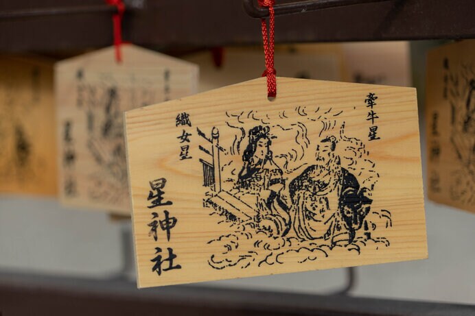 中国では織女が、日本では彦星が川を渡ります