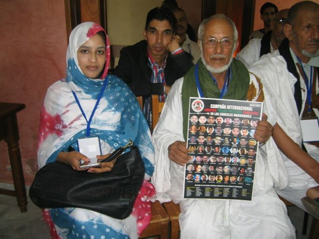 ２０１７年８月、アルジェリアのブメルデスで開かれた集会で、政治囚の写真を掲げて釈放を訴える被占領民のアイシャ（左端）（撮影／川名生十）