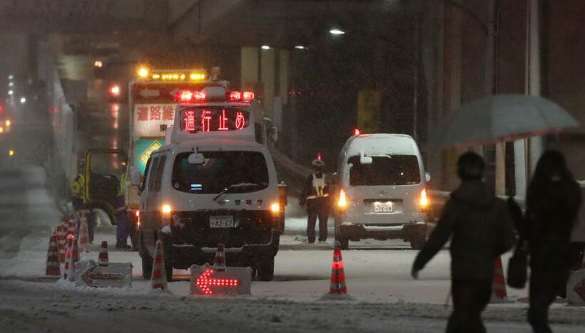大雪で封鎖されたレインボーブリッジ(ｃ)朝日新聞社
