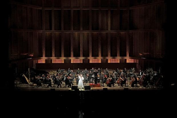 フルオーケストラをバックに、シンガーとしての自分を再確認している。http://billboard-cc.com/classics/bbcf2018-tokyo/