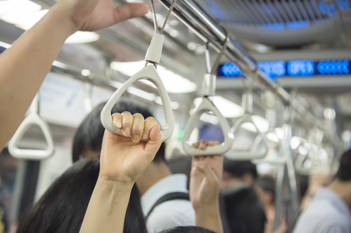 電車内で痴漢行為を見かけたら、あなたならどうしますか？(写真はイメージ／gettyimages)
