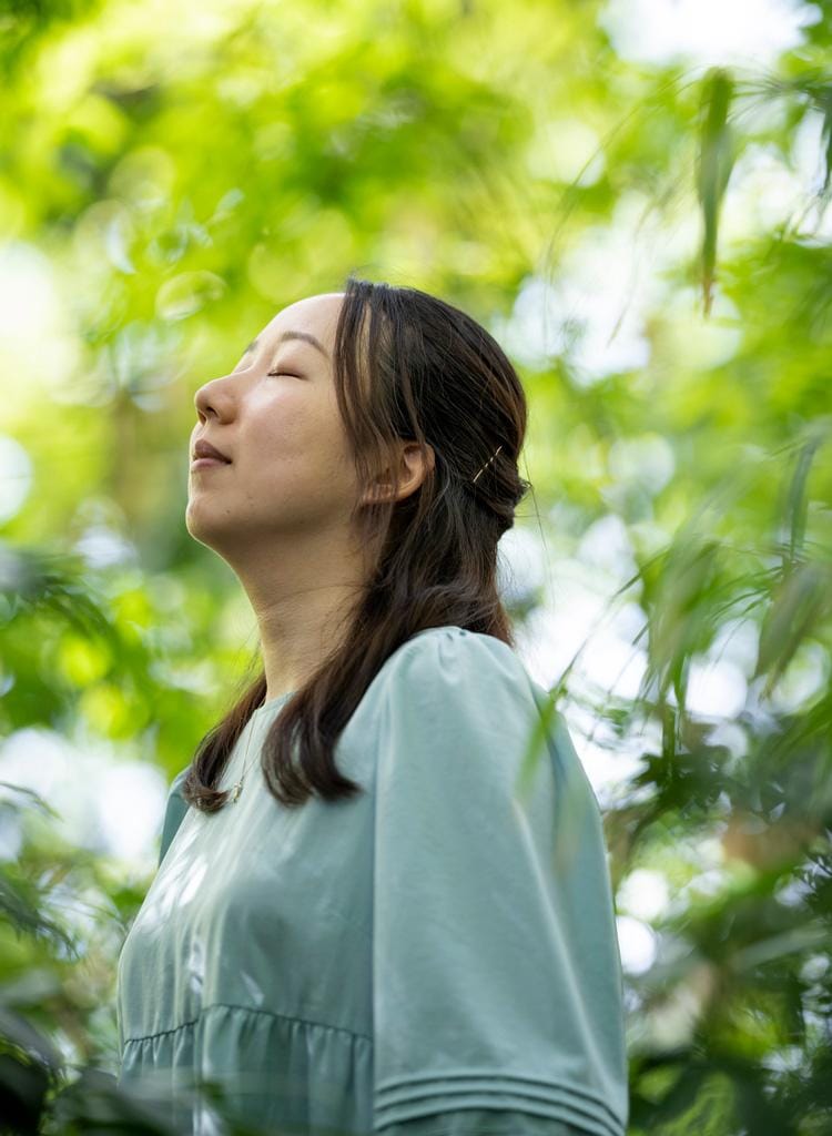 「芸術は自然があってのもの」と話す沖澤。静かな場所で過ごすことを大切にしている（撮影／楠本涼）