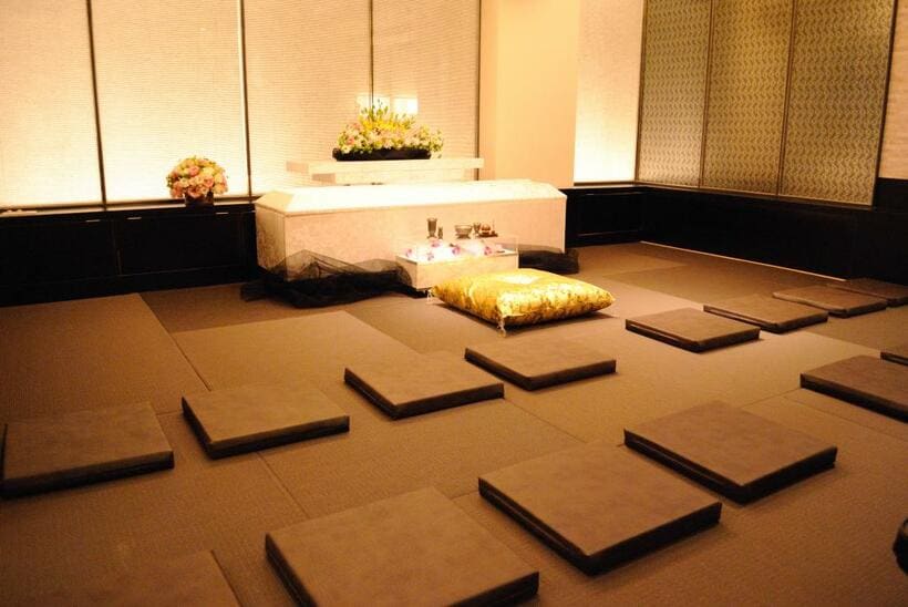 廊下や各部屋の入り口がもともと広く、葬儀施設に転用しやすかったという。6階には、収骨時間までの食事や法要などで使える部屋（写真はリレーション提供）
