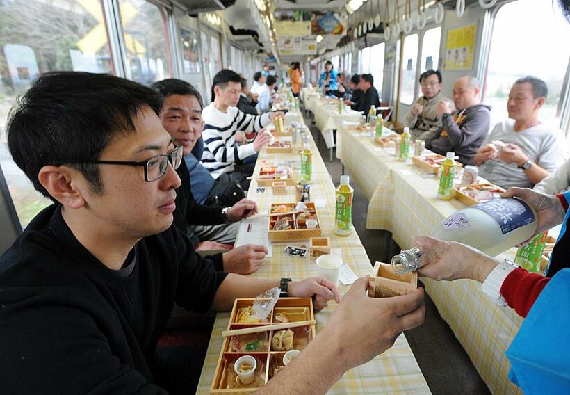 2019年に沿線開通100周年を迎えた養老鉄道で運転された「枡酒列車」（C）朝日新聞社
