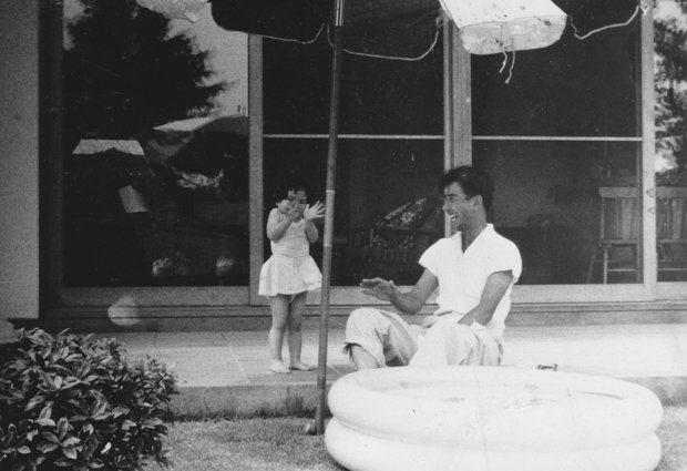 庭にプールを出して笑顔の父（右）と貴惠さん