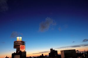 那覇の夕景。大きく入れ込んだ夕空に星が出始めている。空の青と夕焼けの赤のグラデーションが美しい。自分がフレームの中に入って、向こう側に抜けていくような気持ちになれる写真が好きだという