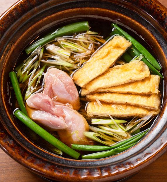 鶏もも肉と油揚げの鍋　（撮影／片山菜緒子・写真部）