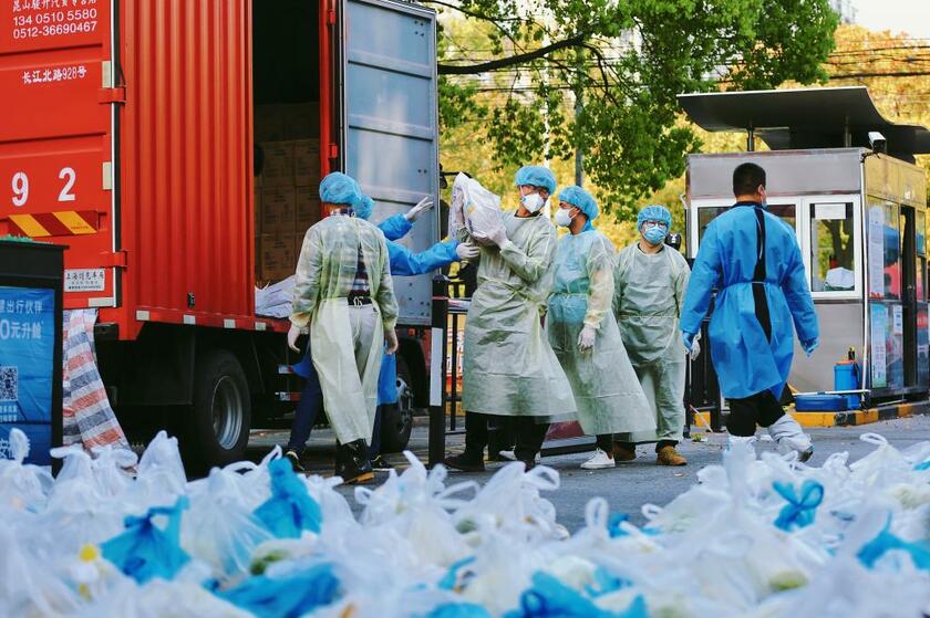 ロックダウンが続く上海では、ボランティアがトラックから配給の食料を運び出していた／４月８日（写真：ｇｅｔｔｙｉｍａｇｅｓ）