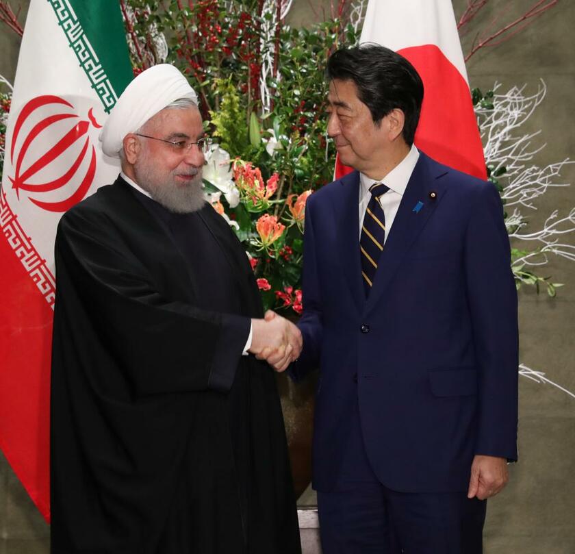 日イラン首脳会談で握手するロハ二大統領と安倍晋三首相(ｃ)朝日新聞社