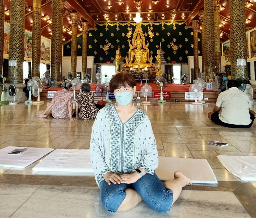Yukikoさんのタイへの渡航は通算40回。バンコクの隣県、サムットプラカーン県の寺院に参拝した時の一枚
（photo　Yukikoさん提供）