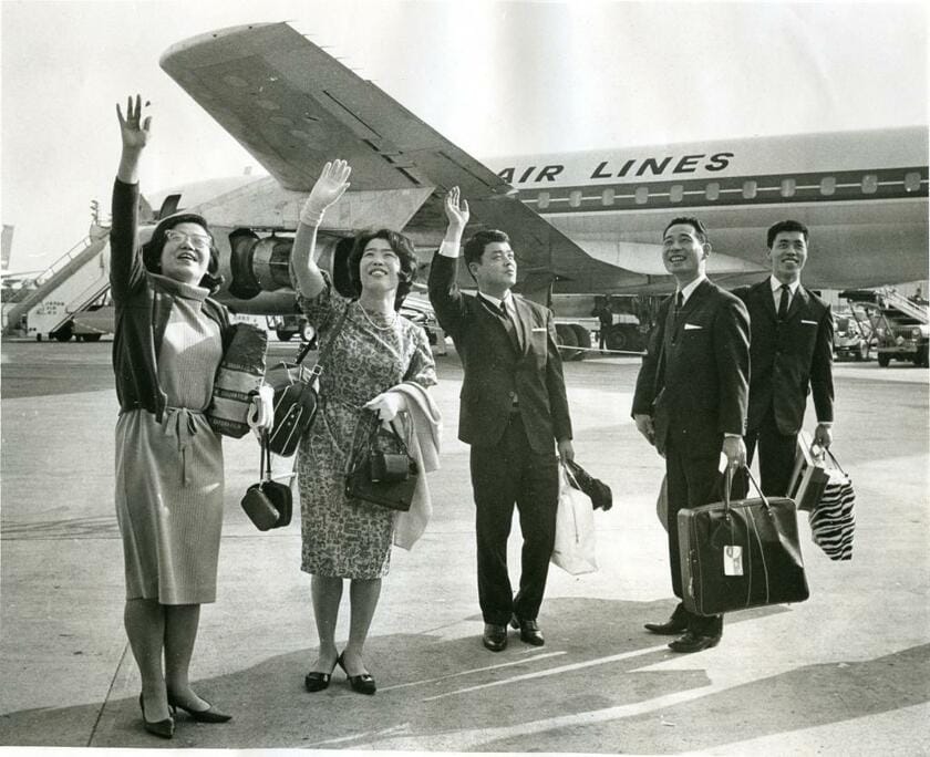1965年、ラオスへ出発する青年海外協力隊第1陣＝羽田空港