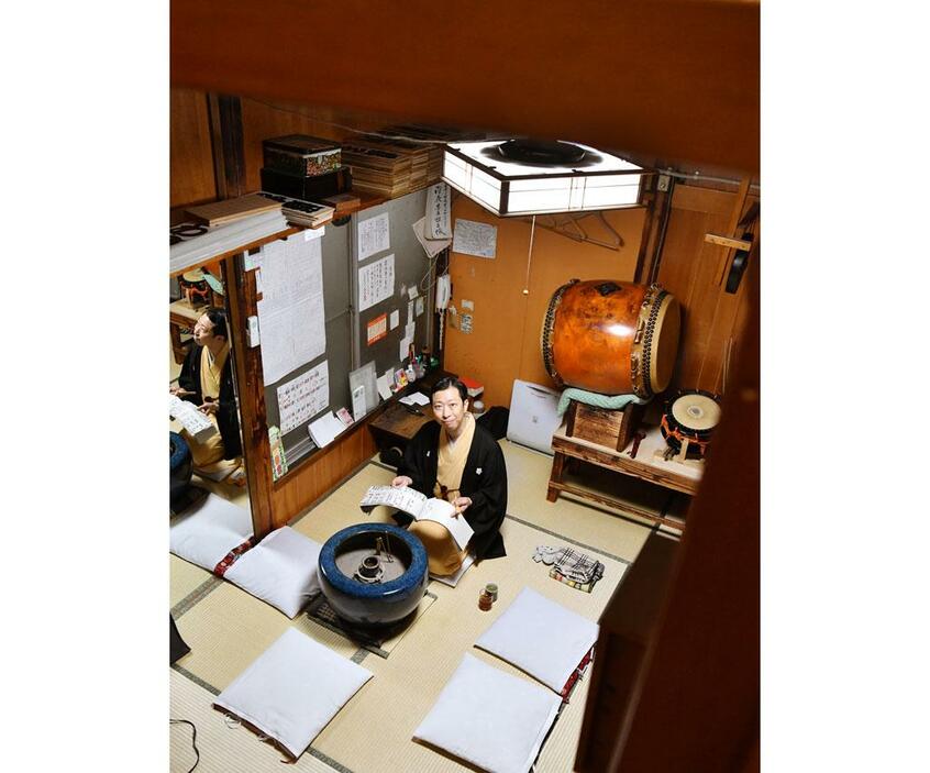 新宿末廣亭の楽屋で出番を待つ古今亭菊之丞さん (撮影/写真部・東川哲也)