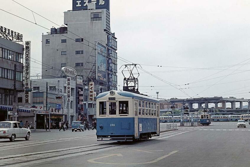岡山駅前を発車して清輝橋に向かう岡山電軌100型低床式単車。背後では山陽新幹線の高架工事が進捗していた。岡山駅前~西川(にしがわ/現・西川緑道公園)(撮影/諸河久:1968年5月3日)