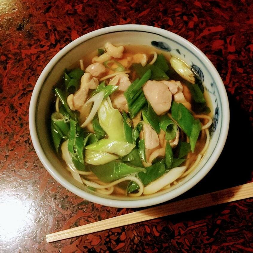 ずっと中止が続いていた講演の仕事が少しずつ復活。出張先で鶏南蛮そばを食べる至福(本人提供)