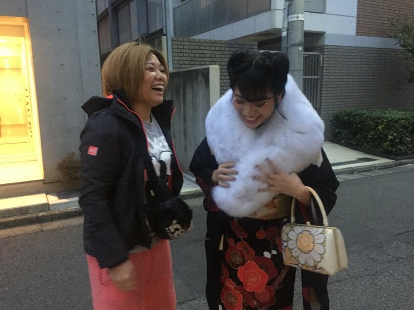 2017年、成人式の前撮りのために振袖に身を包んだ花さん(右)と響子さん(写真:響子さん提供)