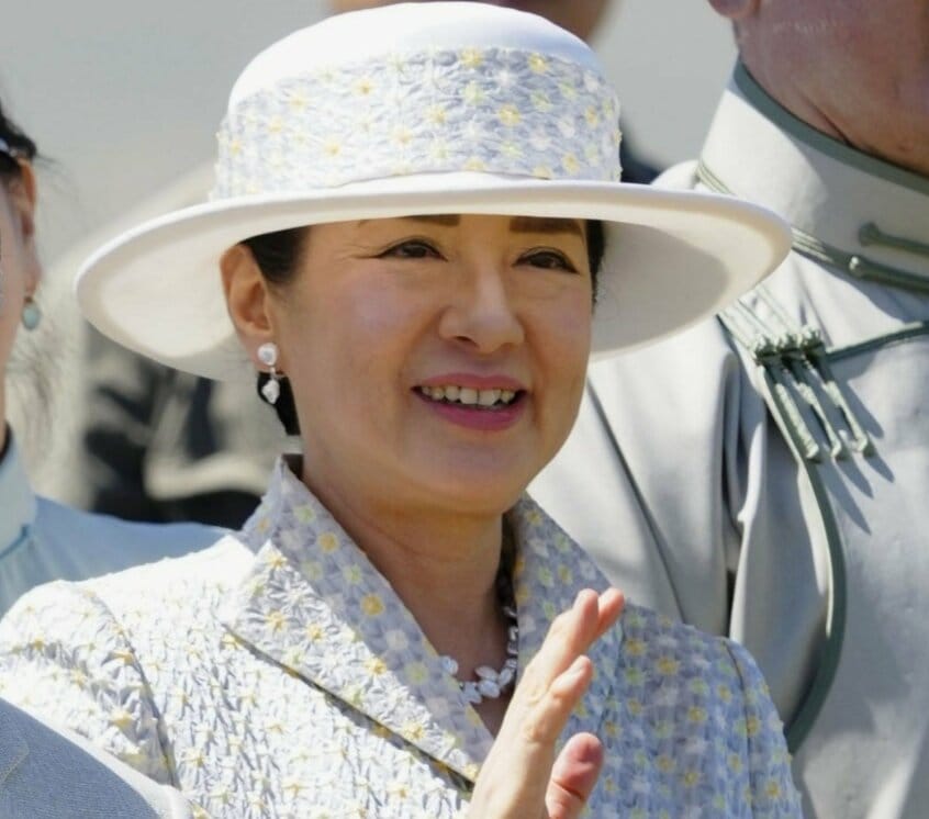 雅子さまがお召しなのは、淡藤色(あわふじいろ)の地色に、淡黄(たんこう)と淡い黄緑色で染め分けた絞りの生地で仕立てたジャケットと共布を使った帽子。日本の伝統工芸における職人技が込められた皇后にふさわしい一着=7月12日午前11時17分、ウランバートル近郊のフイ・ドローン・ホダグ競馬会場