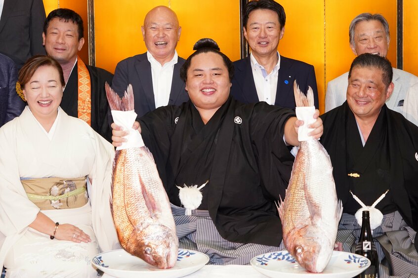 7月の名古屋場所は25歳の琴勝峰が初優勝。平幕優勝は昨年春場所の尊富士以来で、平成以降では18例目。関係者に囲まれ、お祝いの鯛を手に喜ぶ琴勝峰