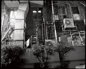 生まれ育った横浜をテーマに撮り続け、昨年写真展を開催した石井さん。夜、街灯の明かりだけでf16と絞り込み、30秒の露光でとらえたビル。モノクロの質感とプラウベルマキナW67の描写力が生かされている