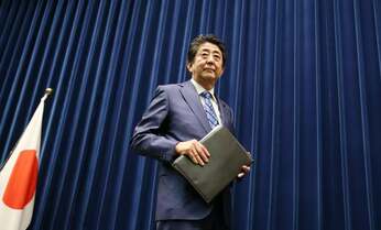 「台本営発表」「劇団記者クラブ」とも揶揄される首相記者会見 初めて参加した記者が見た、そのおかしさとは?