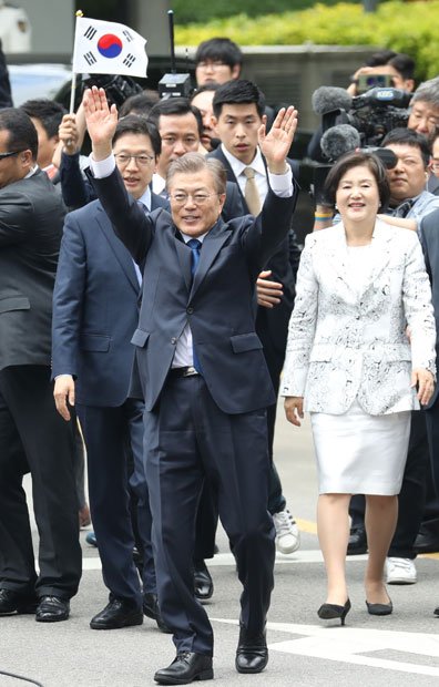 安倍首相は両手をあげて歓迎されるだろうか　（c）朝日新聞社