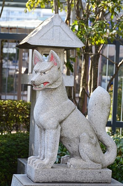 稲荷神社でよく見かける「きつね」の石像。見る人にとっては怖い存在でもあります