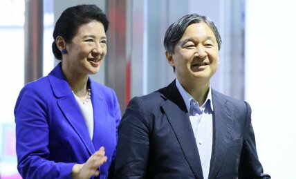 〈笑顔の天皇陛下と雅子さま〉「ああ！」と顔を見合わせた天皇陛下と雅子さま　「この～木なんの木」おなじみのCMソングに大笑い