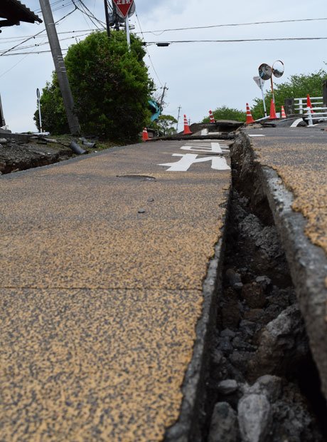 Ｍ７クラスの本震の震源に近いとされる熊本県益城町の道路。アスファルトに亀裂が入り、至るところで割れ目や段差ができていた。今回の地震のエネルギーの大きさがわかる（撮影／編集部・直木詩帆）