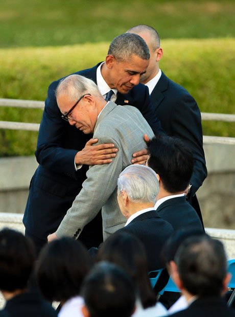 被爆者の森重昭さんを抱き寄せるオバマ氏　（ｃ）朝日新聞社